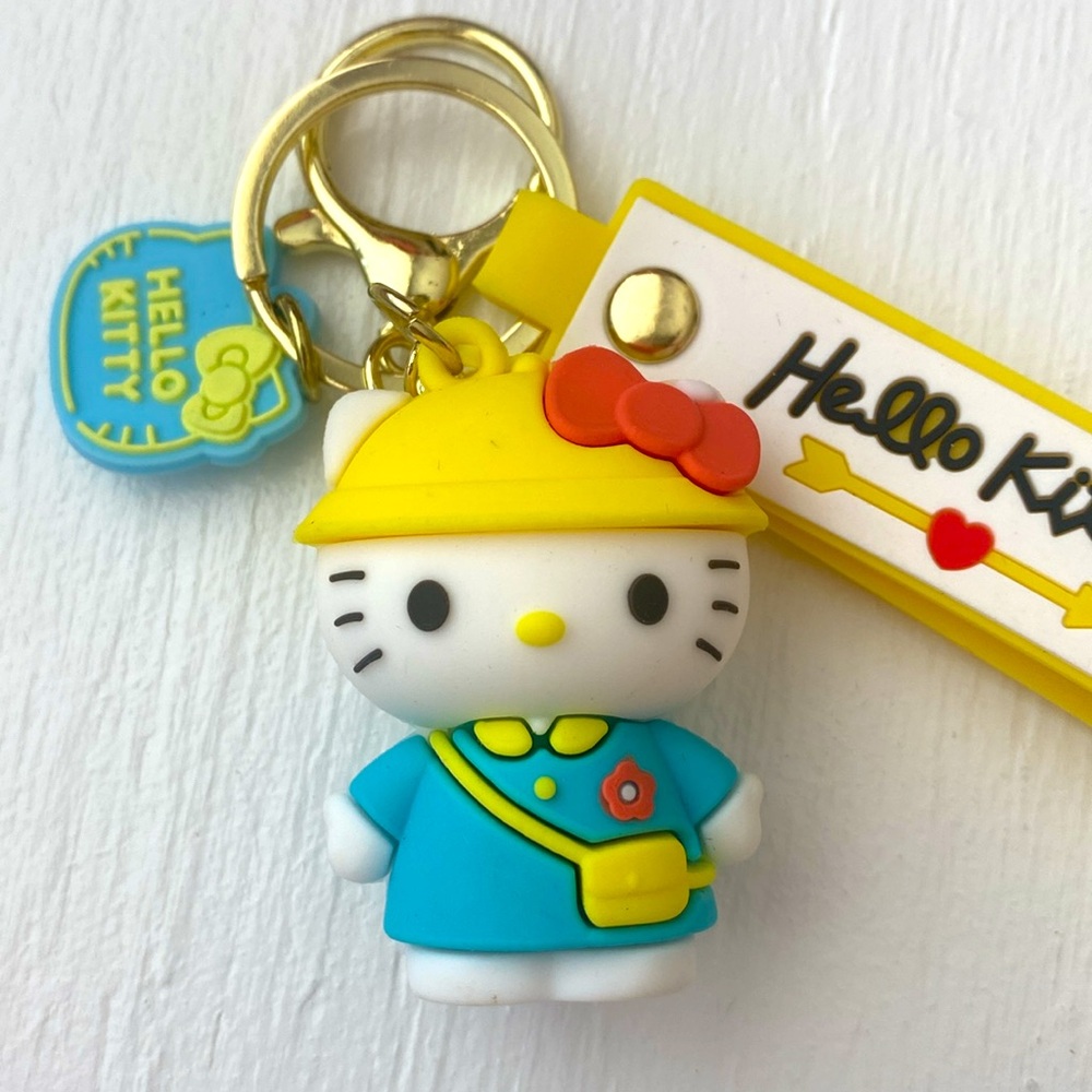 ADORABLE HELLO KITTY KEYCHAIN